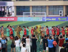 乐鱼体育网站入口-足球比赛场面激荡不已，球员们争分夺秒
